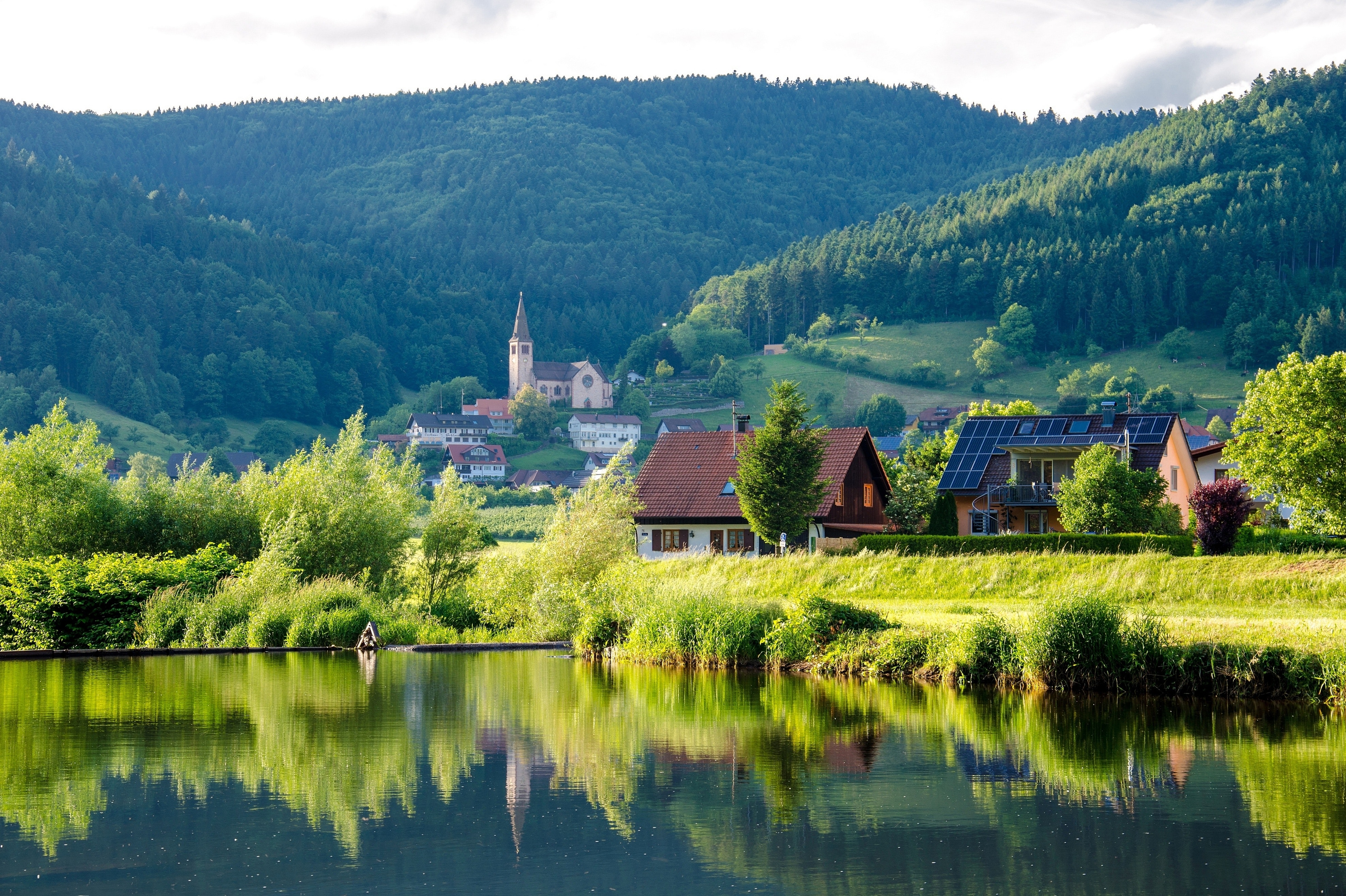 brown-grey-wooden-house-near-lake-at-daytime-158316